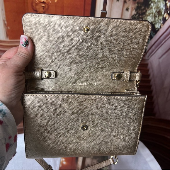 Michael Kors Jet Set Travel Shimmer Gold Crossbody Bag, Saffiano Leather 💋🤩 - Picture 3 of 16
